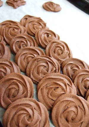 A picture of Simple Valentine's Rose Cookies.