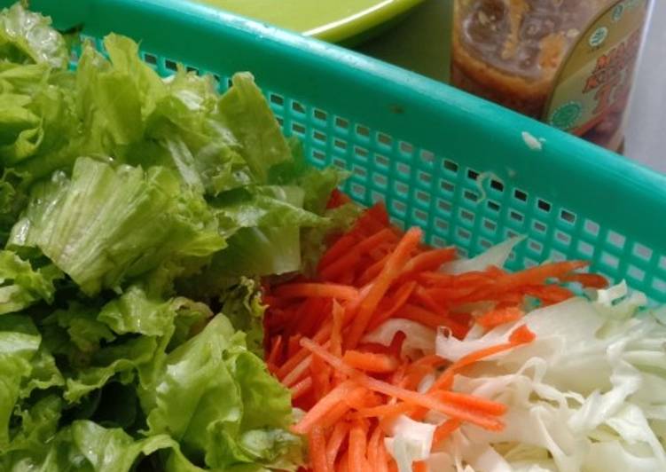 Bagaimana Membuat Veggies salad with sesame salad dressing Bikin Ngiler