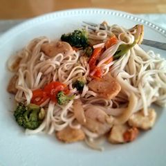 A picture of Chicken Chow Mein With Vegetables 🍜.