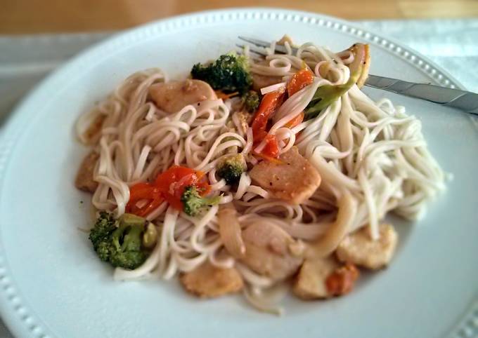 Recipe of Super Quick Homemade Chicken Chow Mein With Vegetables 🍜