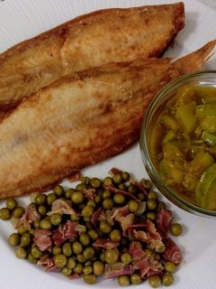 Una foto de Lenguados fritos, salteado de calabacín y guisantes con jamón