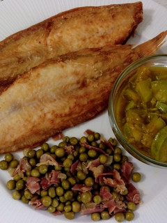 Una foto de Lenguados fritos, salteado de calabacín y guisantes con jamón