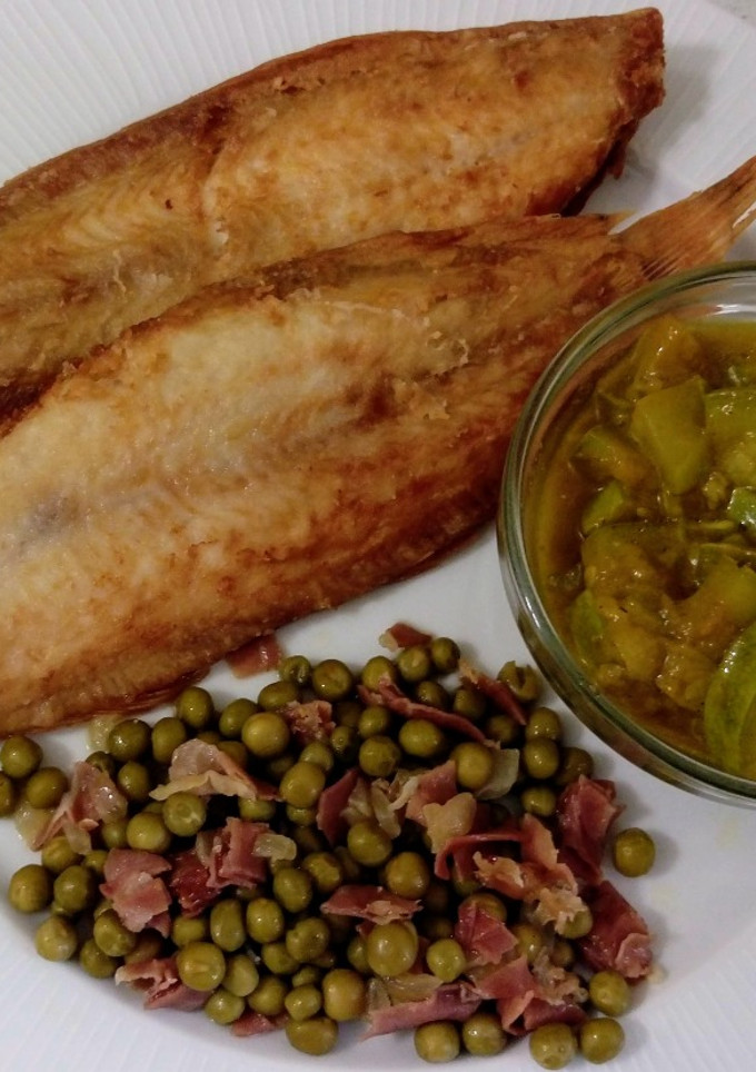 Una foto de Lenguados fritos, salteado de calabacín y guisantes con jamón
