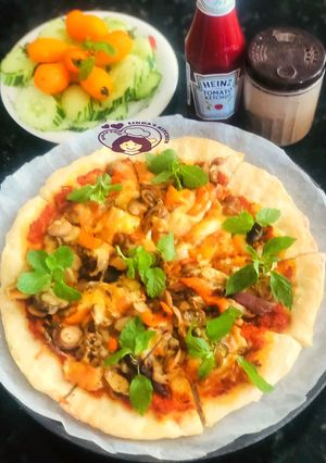 Hình của món Pizza đế mỏng kiểu Florence (vị nấm).