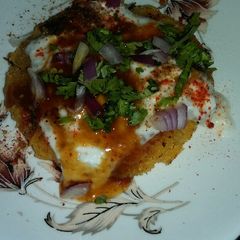 A picture of Potato tikki chat.