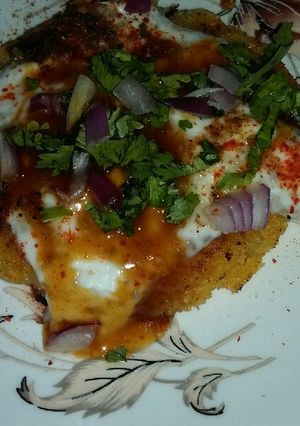 A picture of Potato tikki chat.