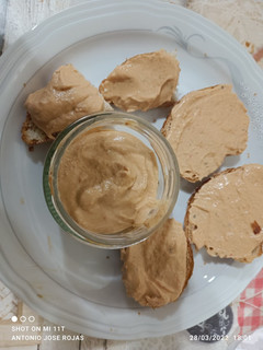 Una foto de Paté de anchoas y atún
