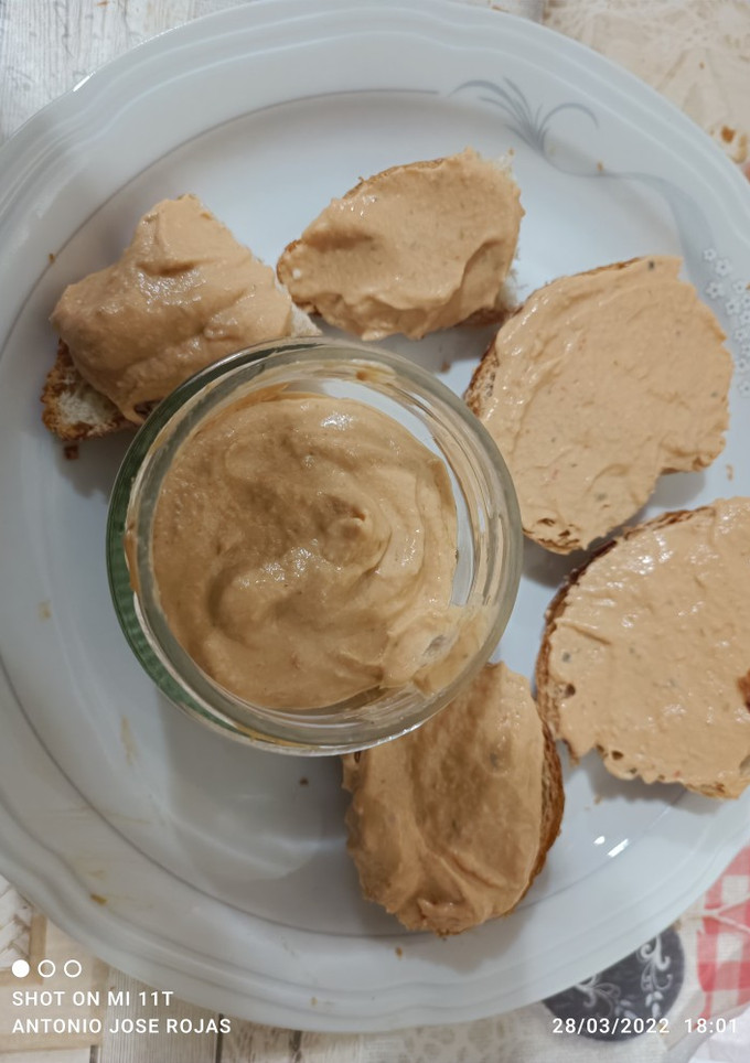 Una foto de Paté de anchoas y atún