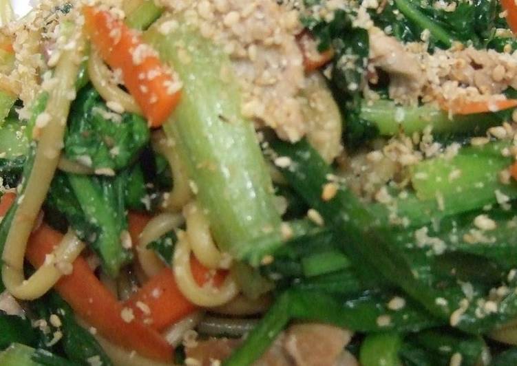Steps to Make Homemade Awesome Stir-Fried Noodles with Ginger, Garlic and Soy Sauce