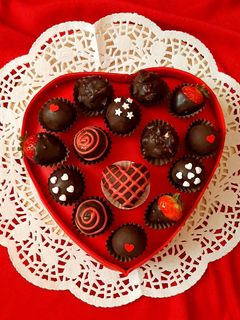 عکسی از دستور کیک کوئیک میکس شکلاتی (با تزیین به شکل جعبه شکلات)🍫❤🍬