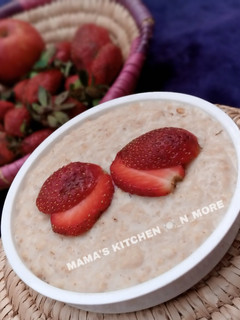 Oats wit strawberry topping ainihin hoton girkin