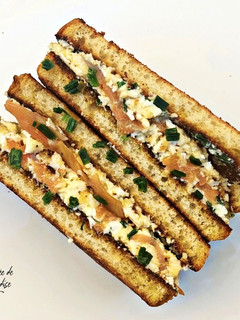 Une photo de Sandwich brioché œuf saumon