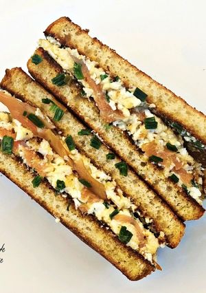 Une photo de Sandwich brioché œuf saumon