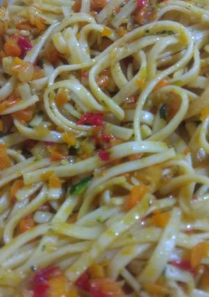 Una foto de Tallarines con verduras y salsa de soja dulce