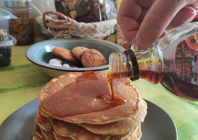 Мини-панкейки с сиропом и ягодами