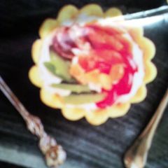 A picture of mixed fruit tart.