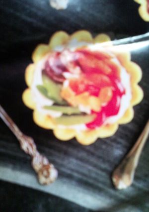 A picture of mixed fruit tart.
