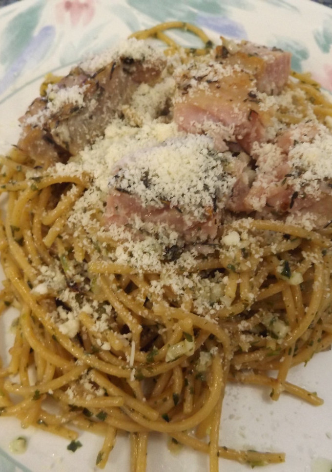 Una foto de Atún rojo al ajillo con spaghetti integrales