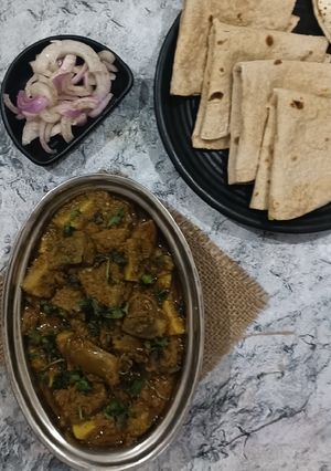આલુ રીંગણ બહાર રેસીપી મુખ્ય ફોટો