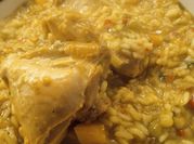 Una foto de pollo al pimentón y curry