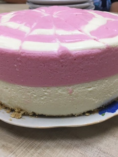 Una foto de Tarta fría de grosellas y limón (sin horno)