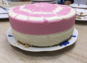 Una foto de Tarta fría de grosellas y limón (sin horno)