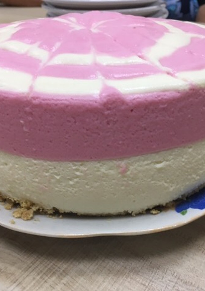 Una foto de Tarta fría de grosellas y limón (sin horno)