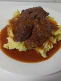 Slow Cooker: Braised Beef Cheeks in Sauce with Mashed Potatoes