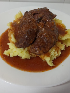 Una foto de Olla de cocción lenta: Carrilleras en salsa con puré