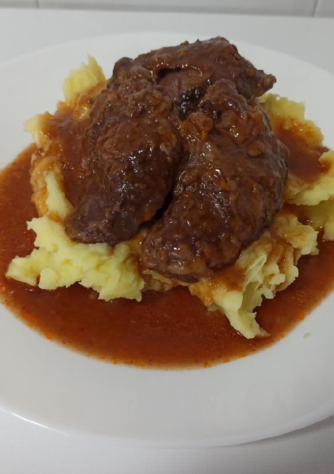 Una foto de Olla de cocción lenta: Carrilleras en salsa con puré