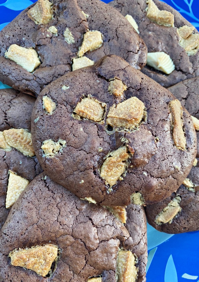 Una foto de Galletas de brownie y chocolate blanco