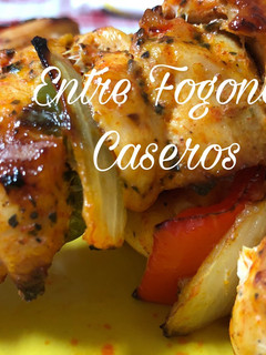 Una foto de Brochetas de pollo adobado con verduras al horno