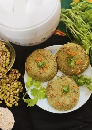 A picture of Fiber Rich Oats and Green Beans Idli.
