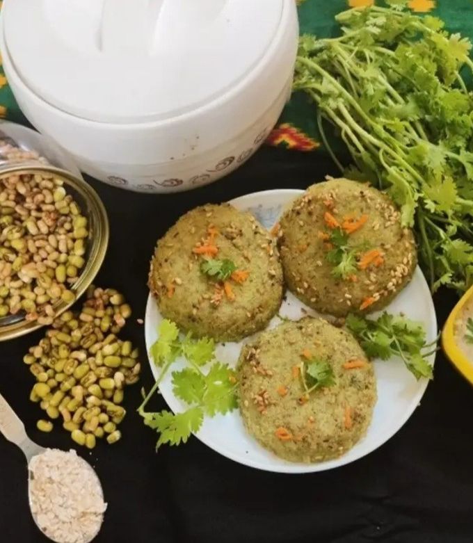 A picture of Fiber Rich Oats and Green Beans Idli.