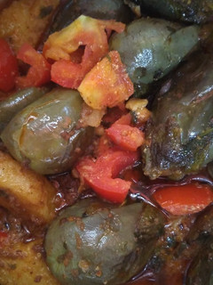 ભરેલા રીંગણા બટાકા નુ શાક (Bharela Ringan Bataka Shak Recipe In Gujarati) રેસીપી મુખ્ય ફોટો
