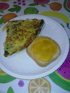 Una foto de Tortilla de calabacin, cebolla y curcuma