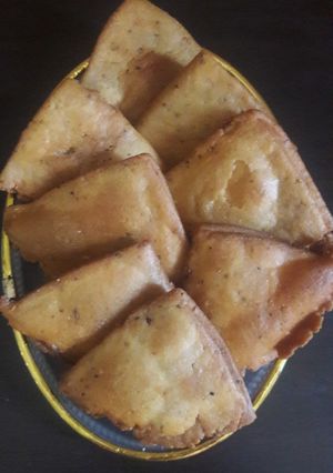 નમકીન પૂરી(namkin puri recipe in Gujarati) રેસીપી મુખ્ય ફોટો
