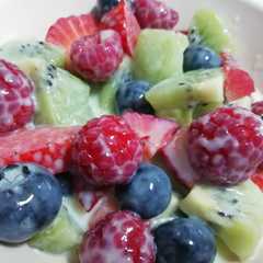 Una foto de Cuenco de frutas con yogurt griego 😋