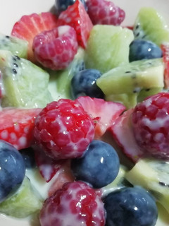 Una foto de Cuenco de frutas con yogurt griego 😋