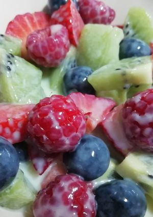 Una foto de Cuenco de frutas con yogurt griego 😋
