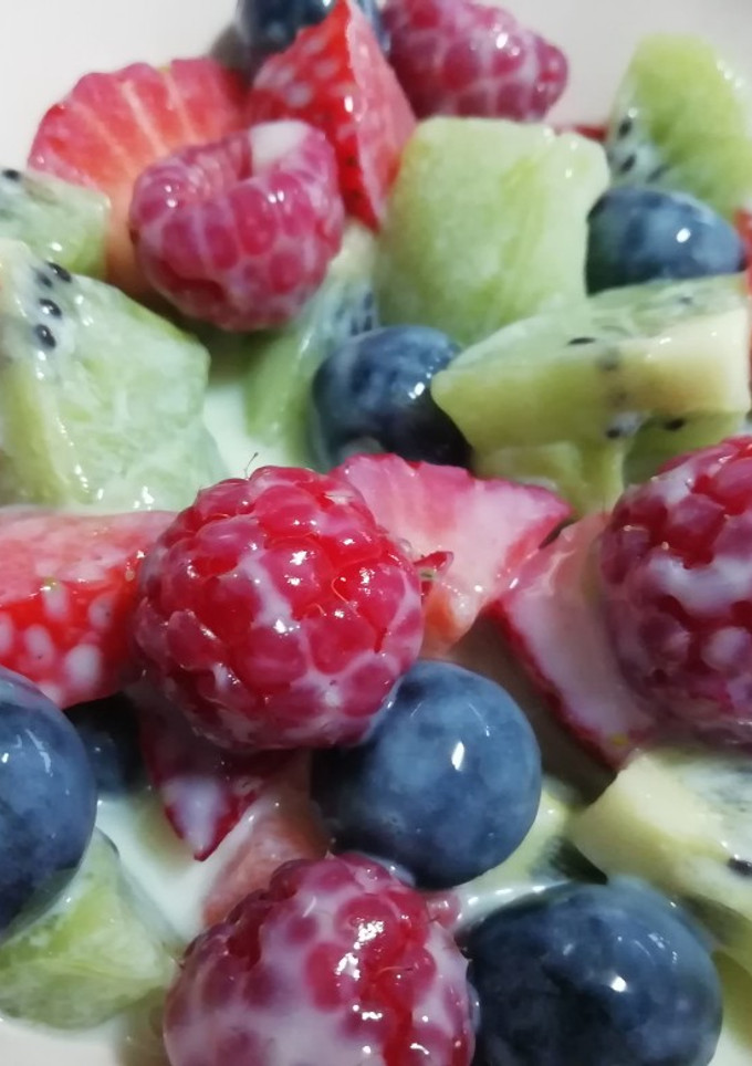Una foto de Cuenco de frutas con yogurt griego 😋