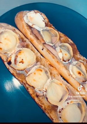 Une photo de Baguettes garnies🥖🧀