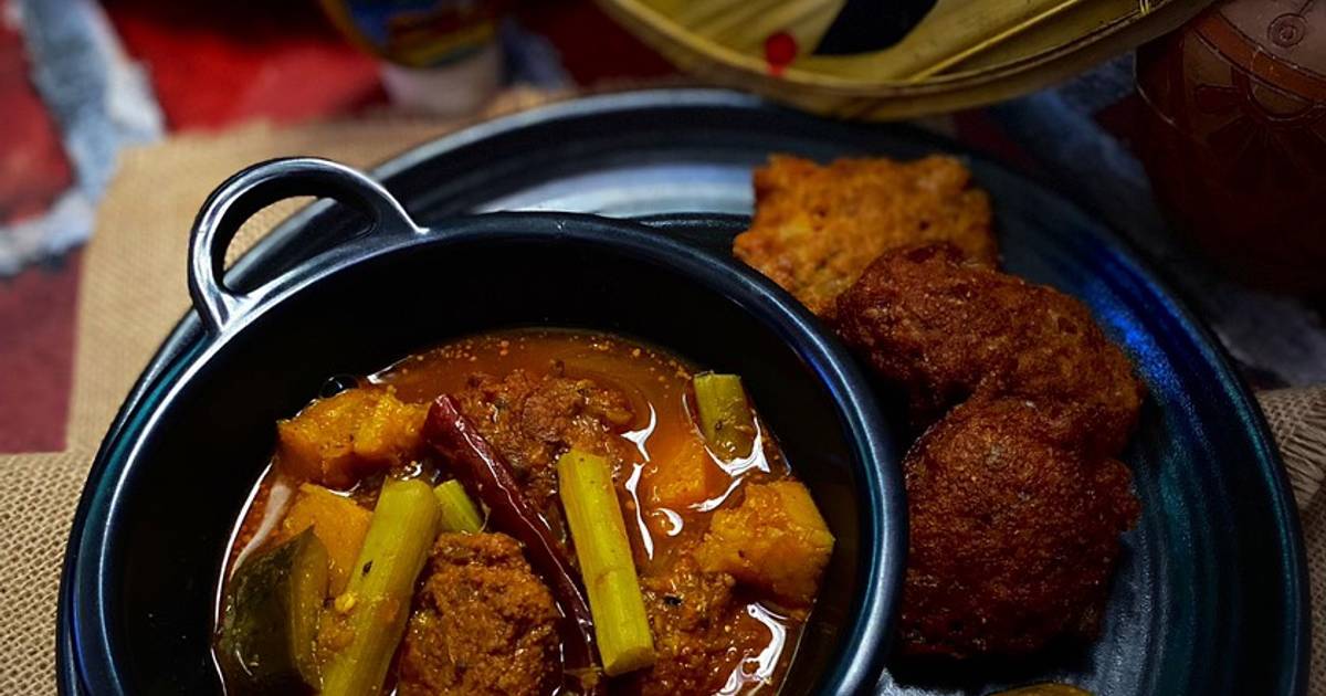 Macher Dimer Borar Tok Jhol (Fish Roe Fritters in Tangy Curry) Recipe