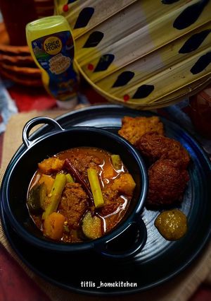 A picture of Macher Dimer Borar Tok Jhol (Fish Roe Fritters in Tangy Curry).