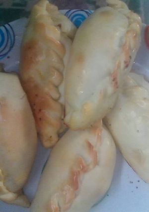 Una foto de Empanadas caprese 🍅