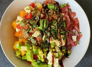 Une photo de Salade melon, mangue, fromage, avocat, tomates et breseloa