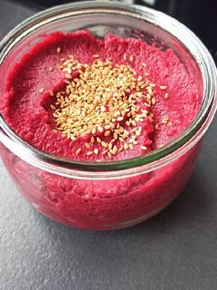 Une photo de Houmous de betterave et blinis de sarrasin