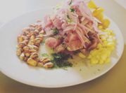 Una foto de ceviche peruano