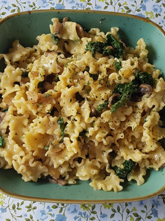 Una foto de Pasta cremosa con kale y champiñones