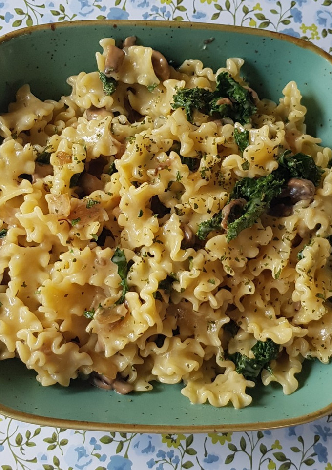 Una foto de Pasta cremosa con kale y champiñones